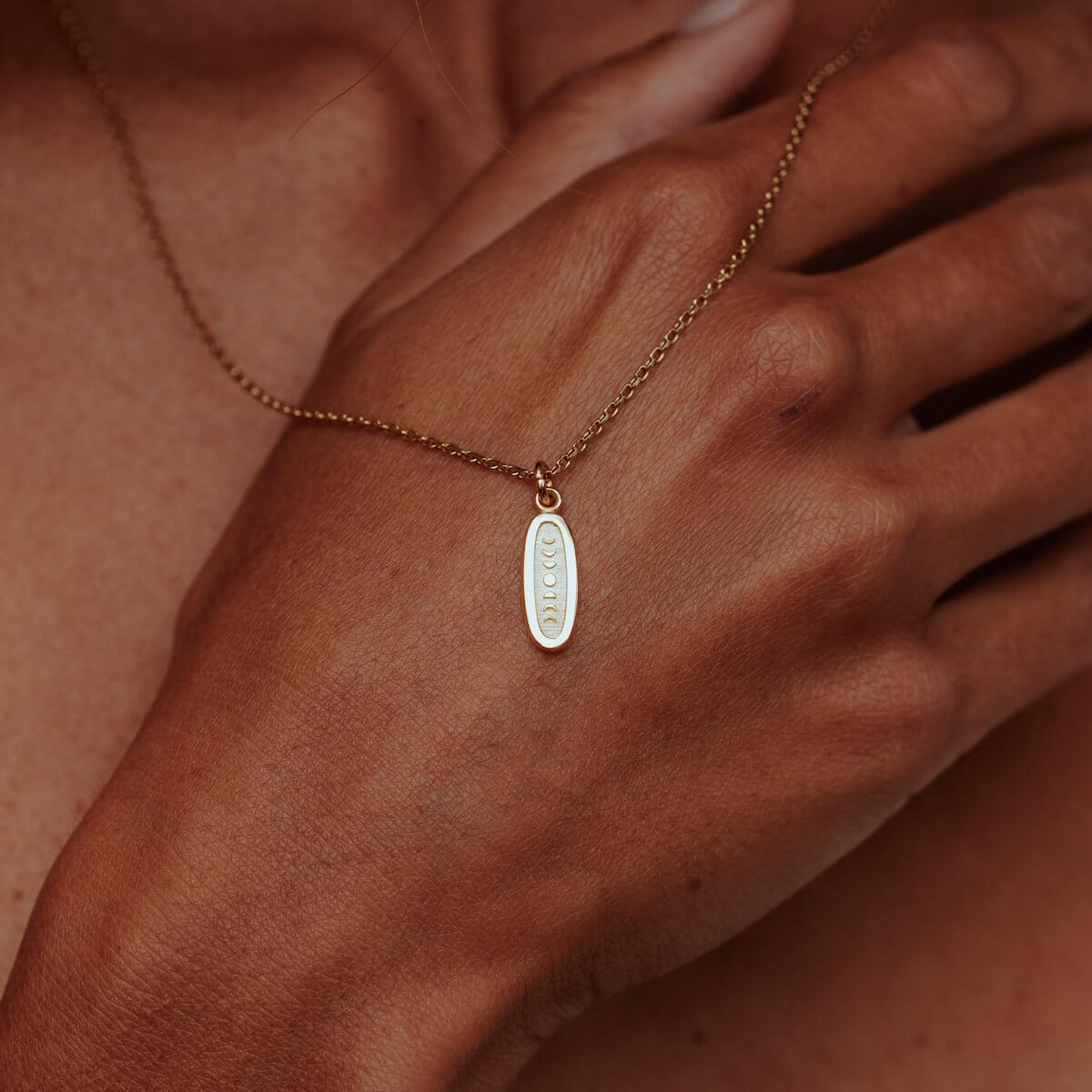 A-NEW-PHASE-GOLD-PENDANT-CABINET-JEWELLERY