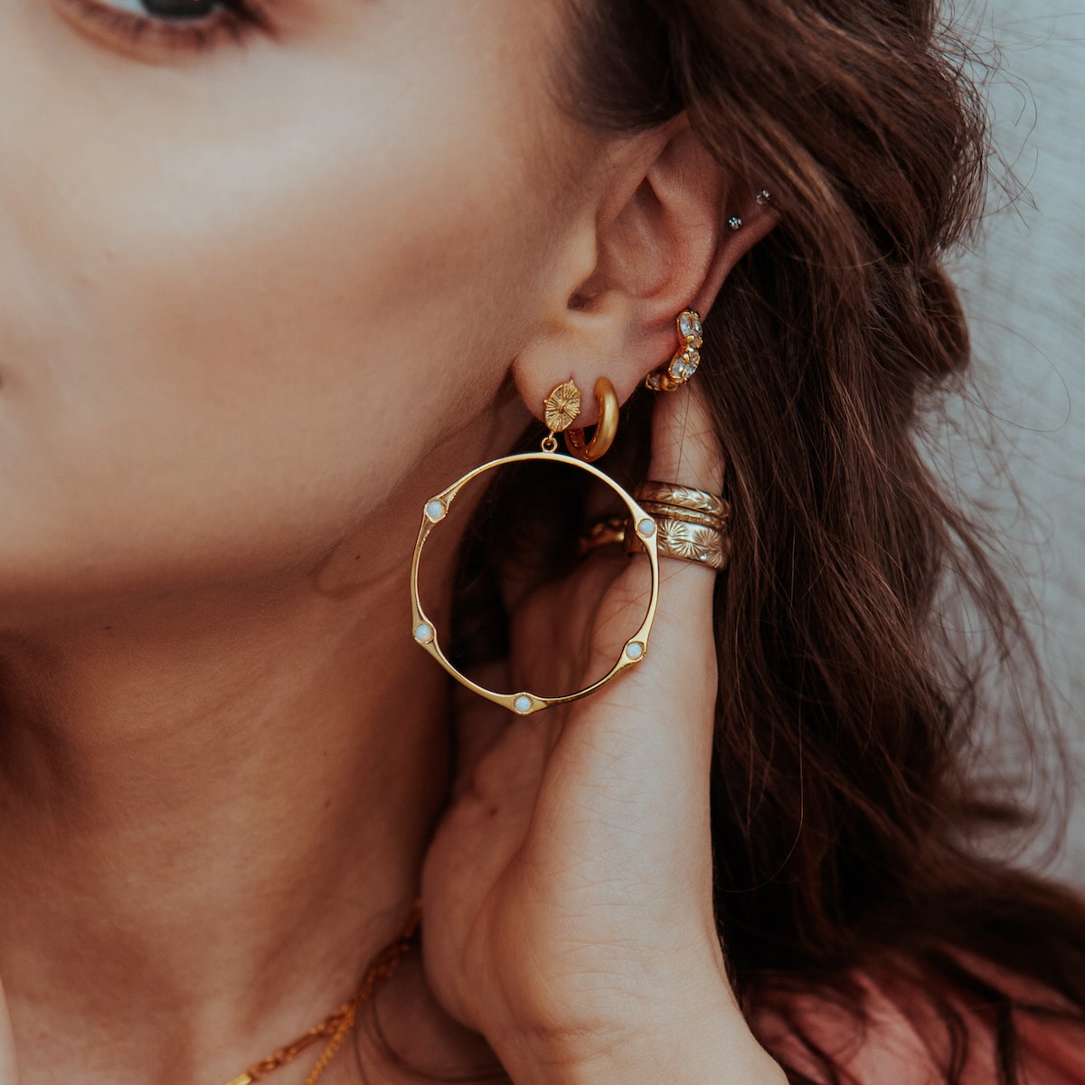 BAMBOO OPALITE HINGED SHELL TOP HOOP EARRING CABINET JEWELLERY
