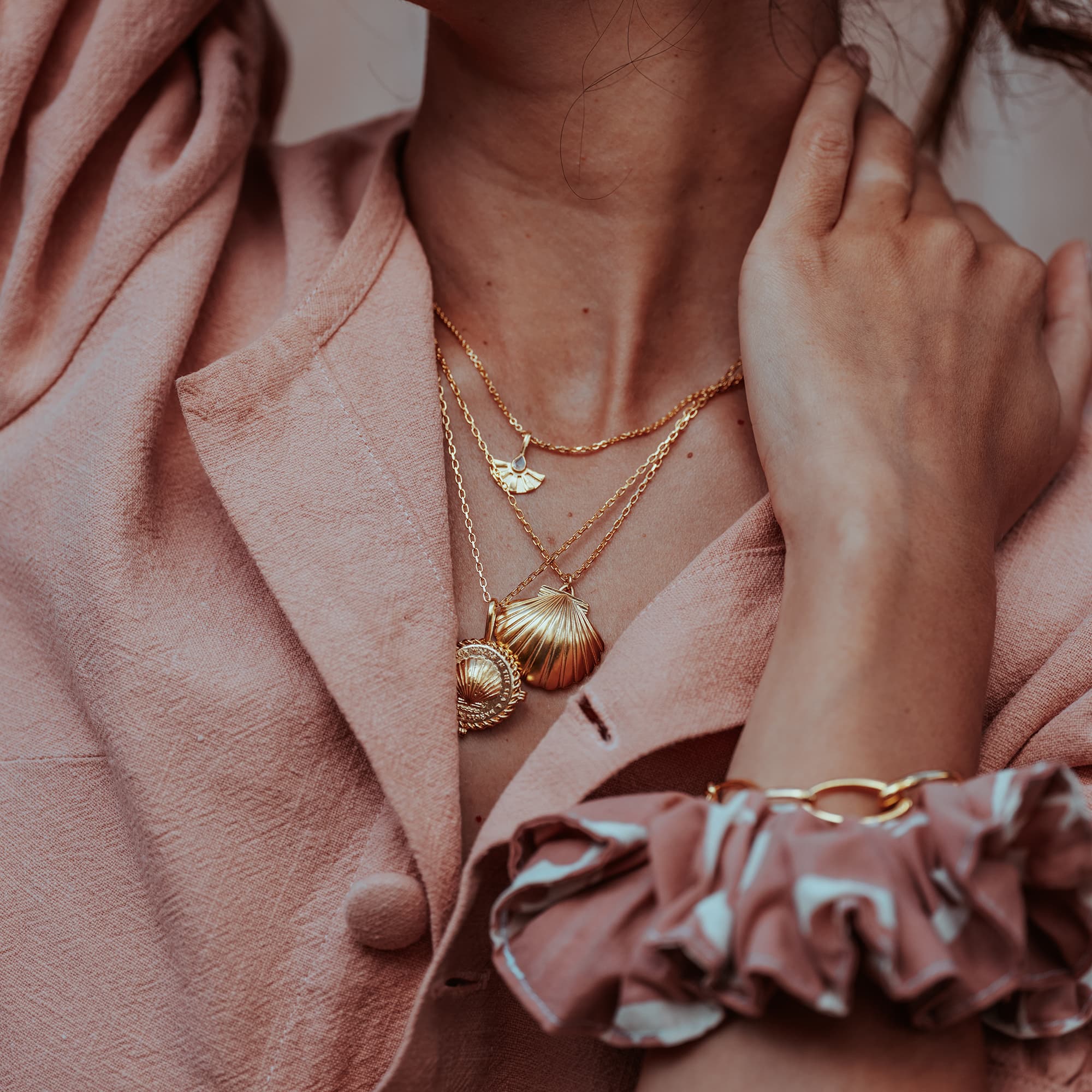 GOLD-CLAM-SHELL-ULA-SHELL-PENDANT-DSC07528-HIGH-RES-ORIGINALS-CABINET-JEWELLERY-CHLOE-UPTON-STUDIO-PHOTOGRAPHY