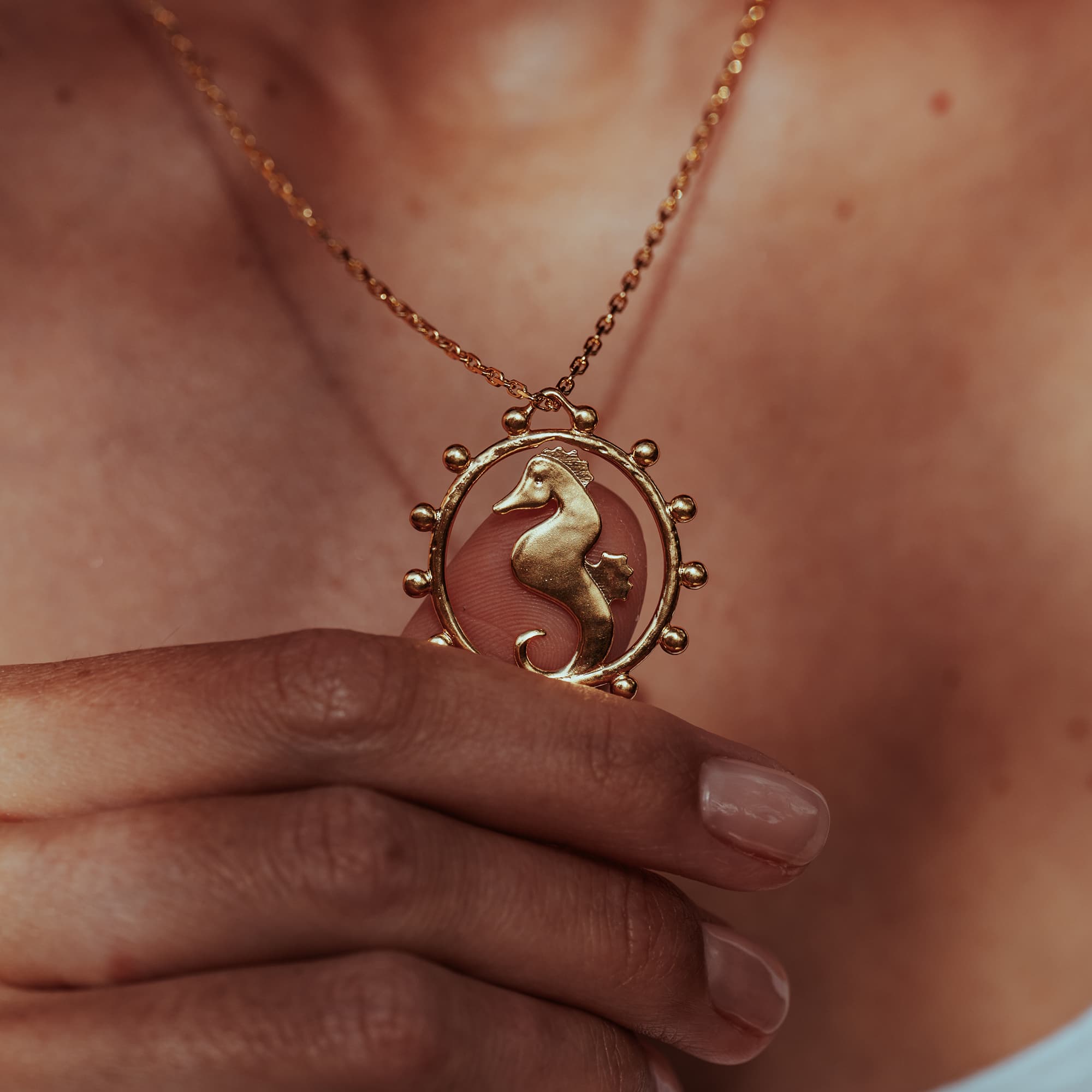 GOLD-CIRCULAR-SEAHORSE-PENDANT-DSC08090-HIGH-RES-ORIGINALS-CABINET-JEWELLERY-CHLOE-UPTON-STUDIO-PHOTOGRAPHY