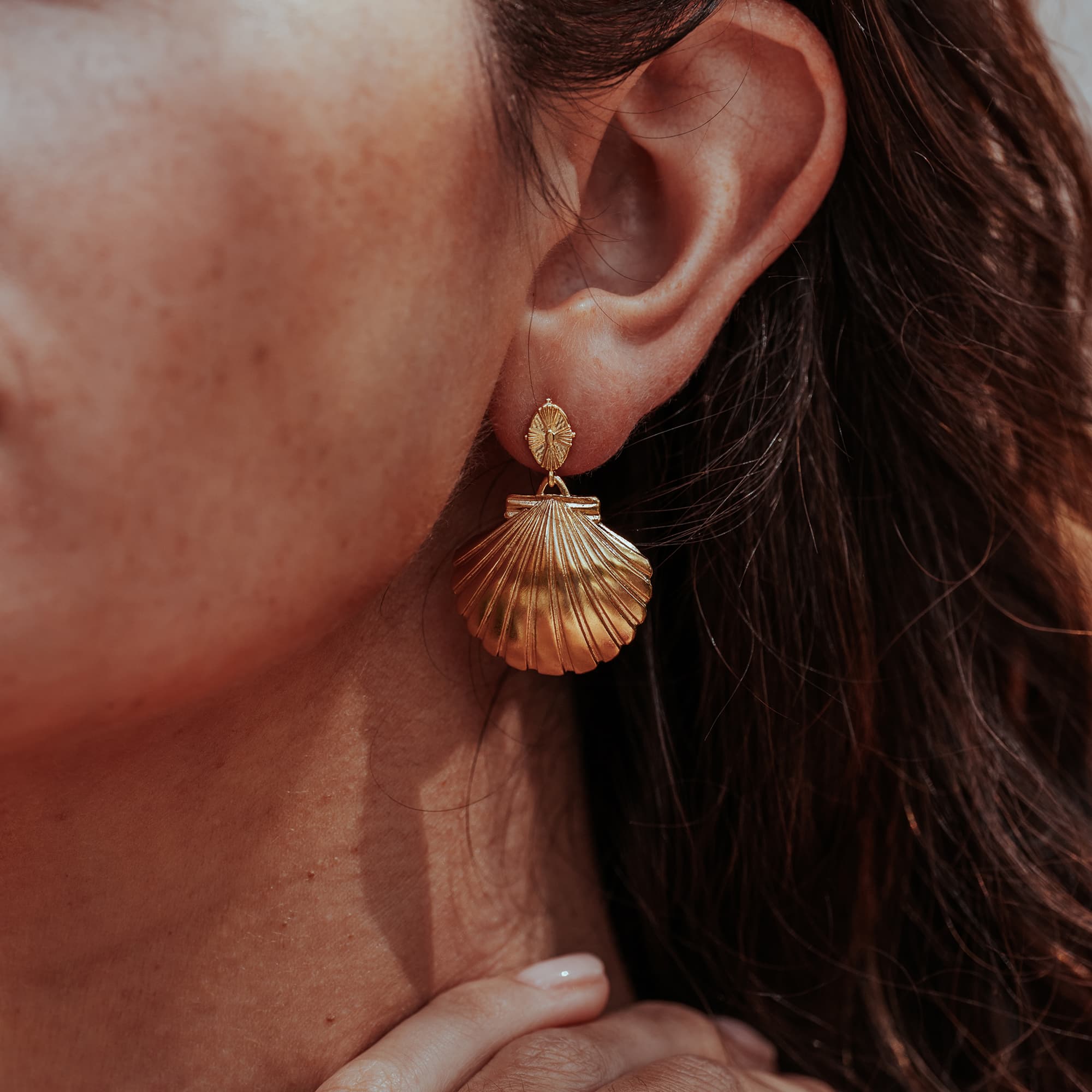 GOLD-CLAM-SHELL-ULA-SHELL-DROP-EARRINGS-DSC07459-HIGH-RES-ORIGINALS-CABINET-JEWELLERY-CHLOE-UPTON-STUDIO-PHOTOGRAPHY