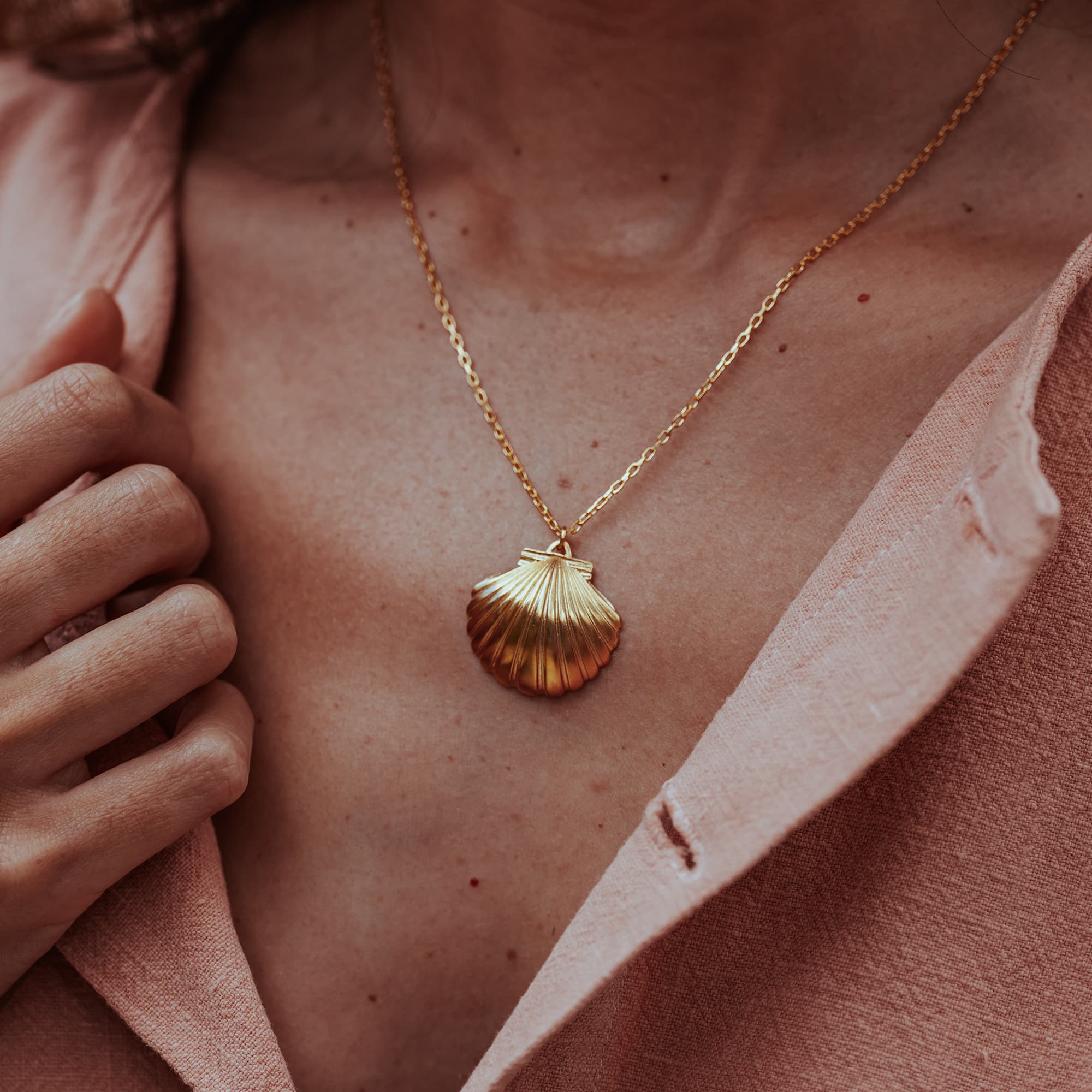 GOLD-CLAM-SHELL-ULA-SHELL-PENDANT-DSC07528-HIGH-RES-ORIGINALS-CABINET-JEWELLERY-CHLOE-UPTON-STUDIO-PHOTOGRAPHY