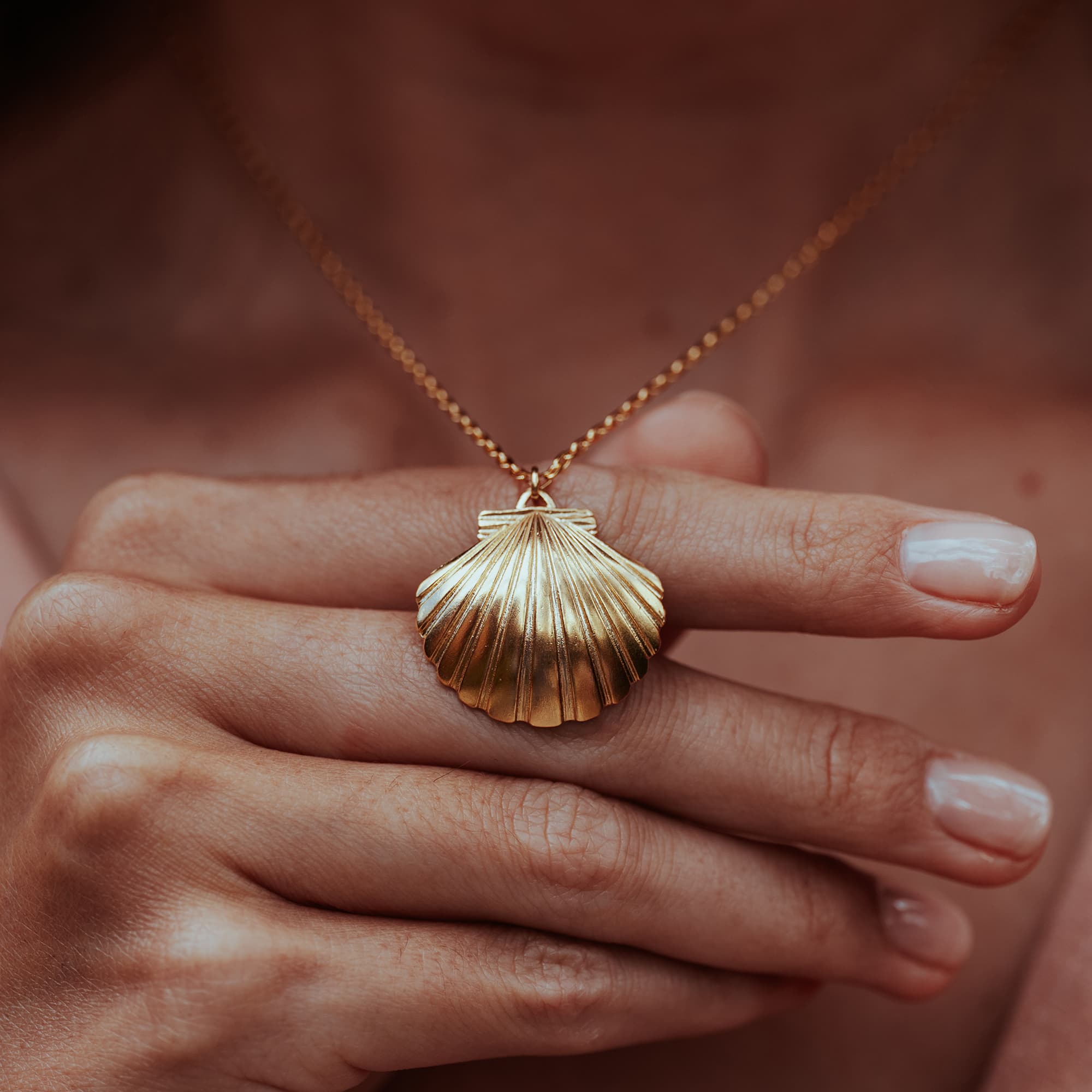 GOLD-CLAM-SHELL-ULA-SHELL-PENDANT-DSC07528-HIGH-RES-ORIGINALS-CABINET-JEWELLERY-CHLOE-UPTON-STUDIO-PHOTOGRAPHY