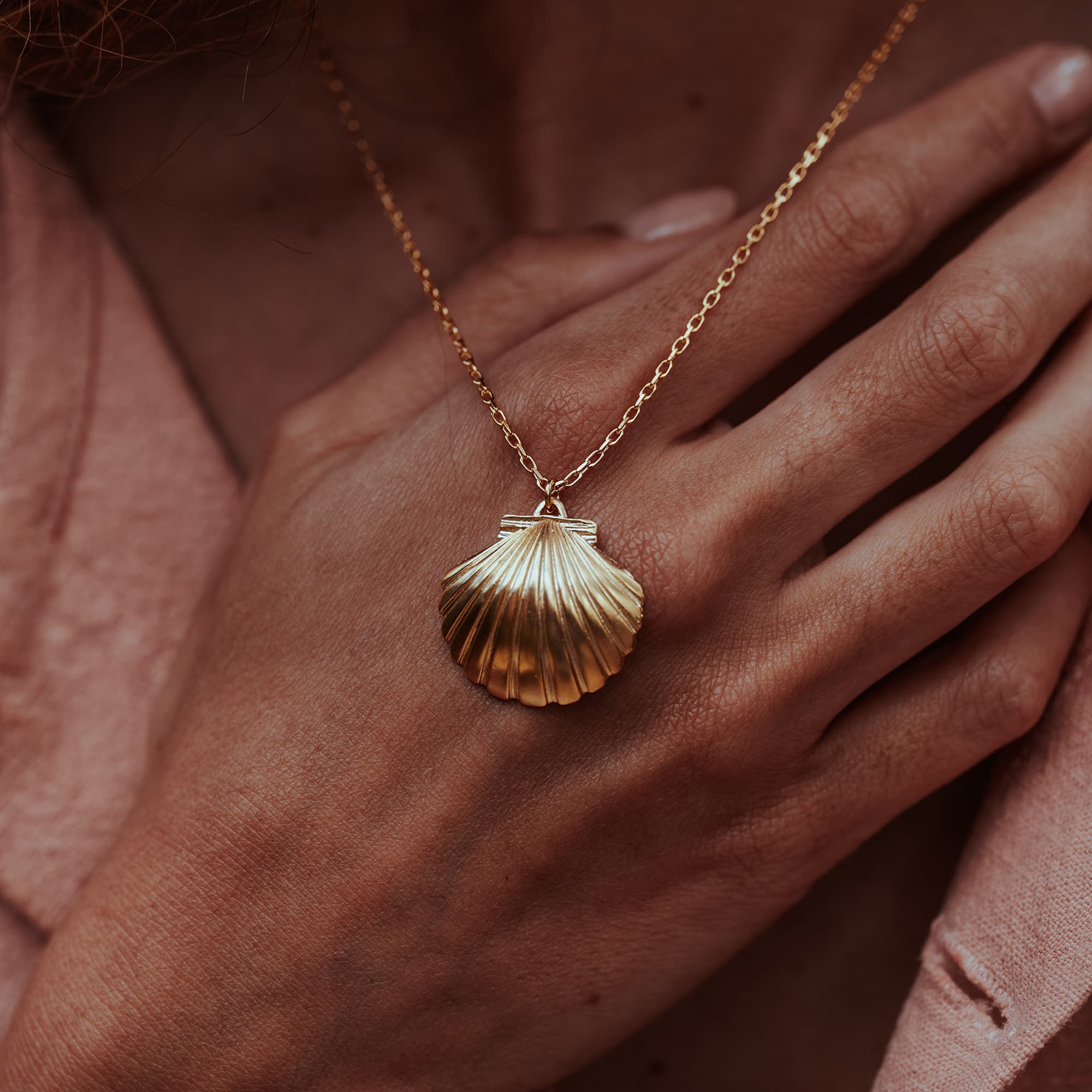 GOLD-CLAM-SHELL-ULA-SHELL-PENDANT-DSC07528-HIGH-RES-ORIGINALS-CABINET-JEWELLERY-CHLOE-UPTON-STUDIO-PHOTOGRAPHY