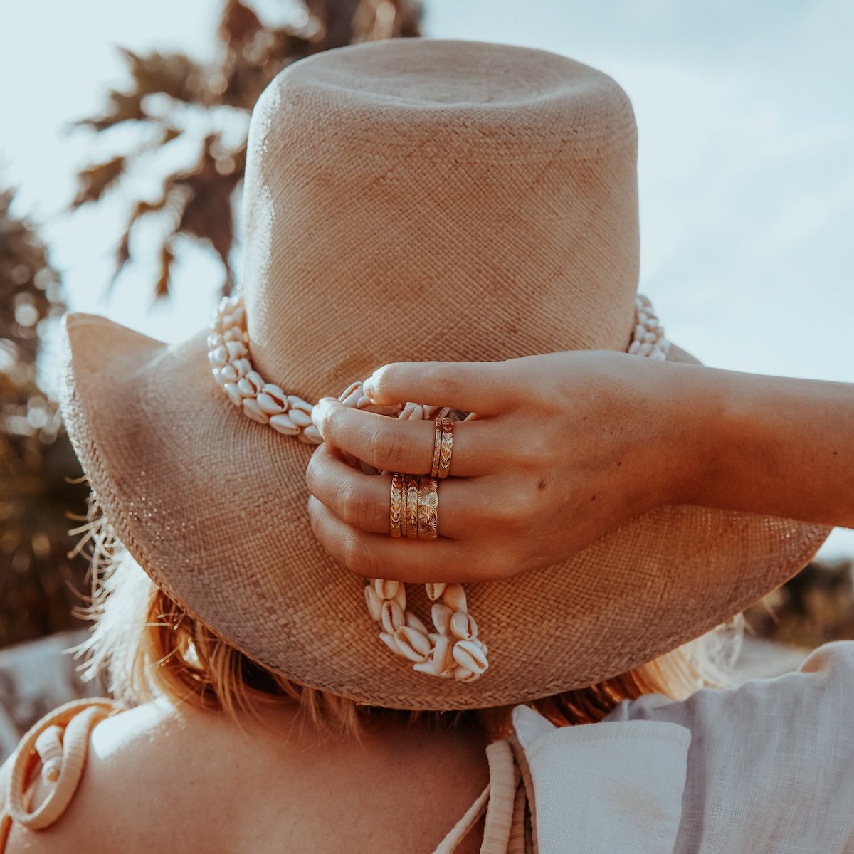 GOLD-DIAMOND-PALM-RING-CABINET-JEWELLERY