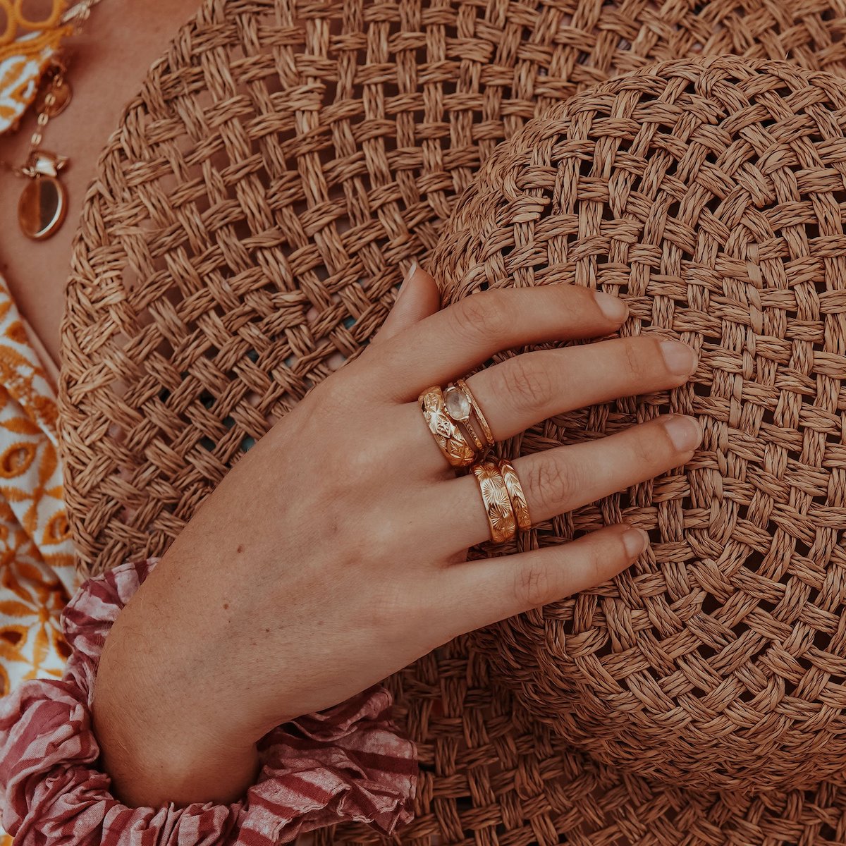 GOLD-DIAMOND-PALM-RING-CABINET-JEWELLERY
