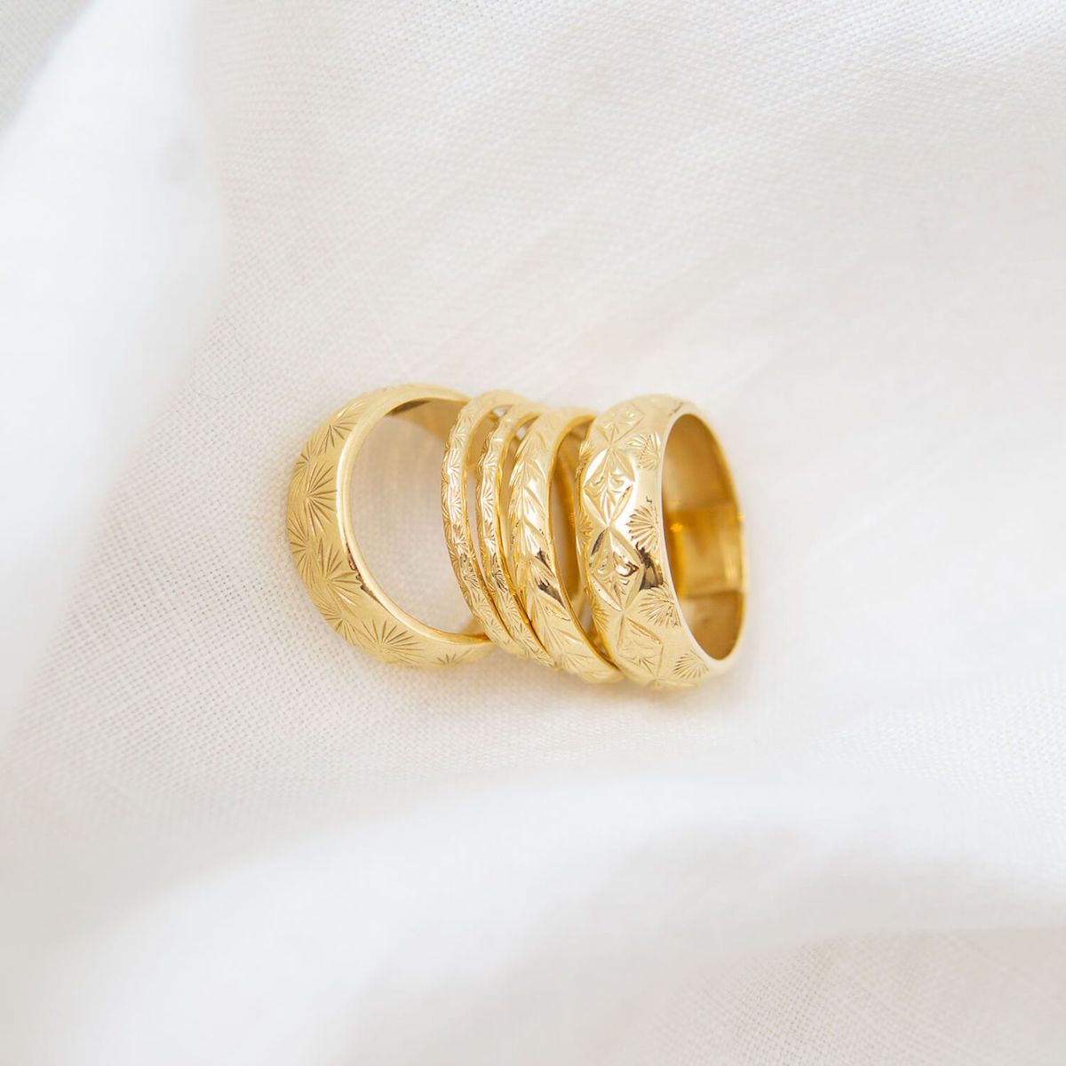 GOLD-DIAMOND-PALM-RING-CABINET-JEWELLERY