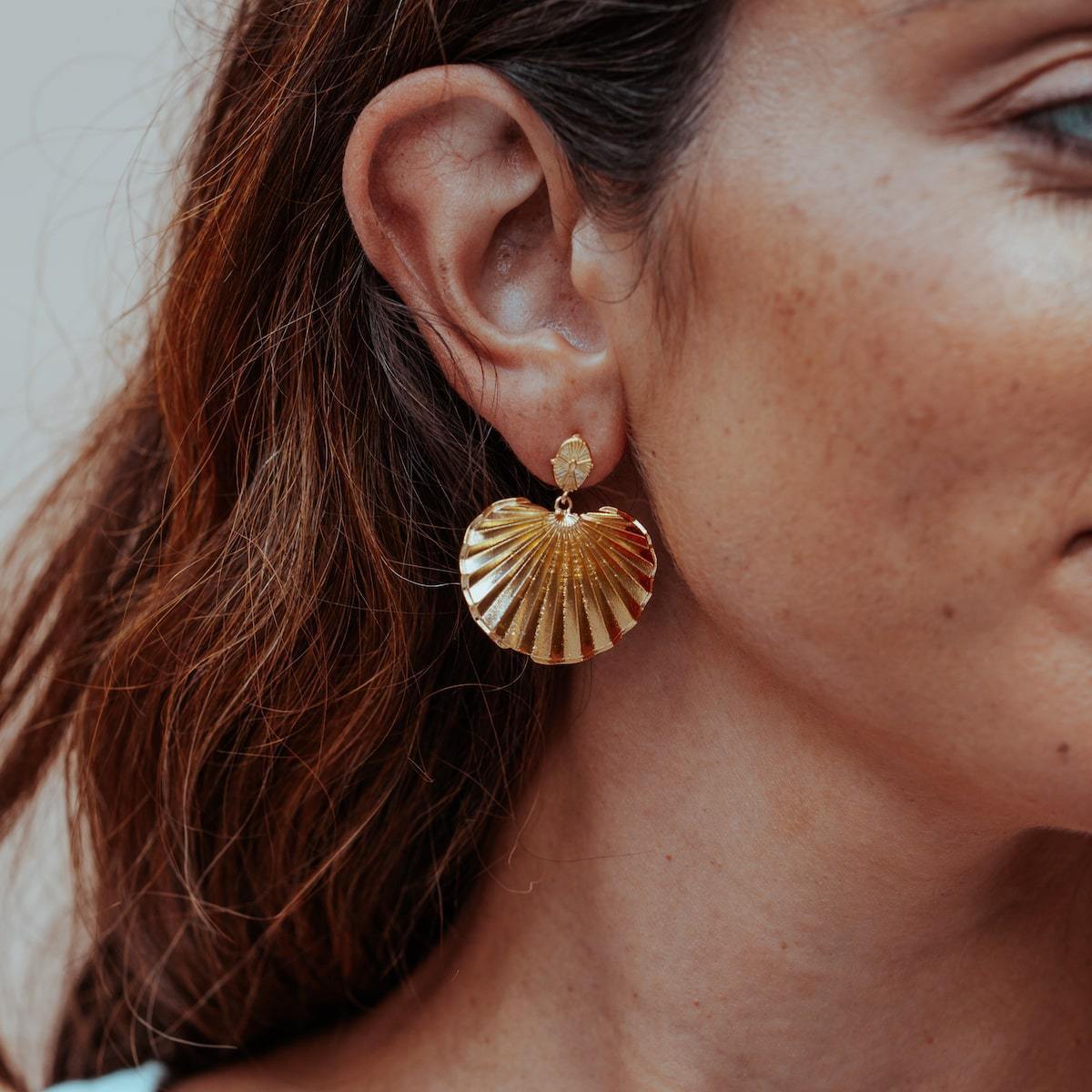 PALM-HEIGHTS-GOLD-STATEMENT-EARRINGS-CABINET-JEWELLERY