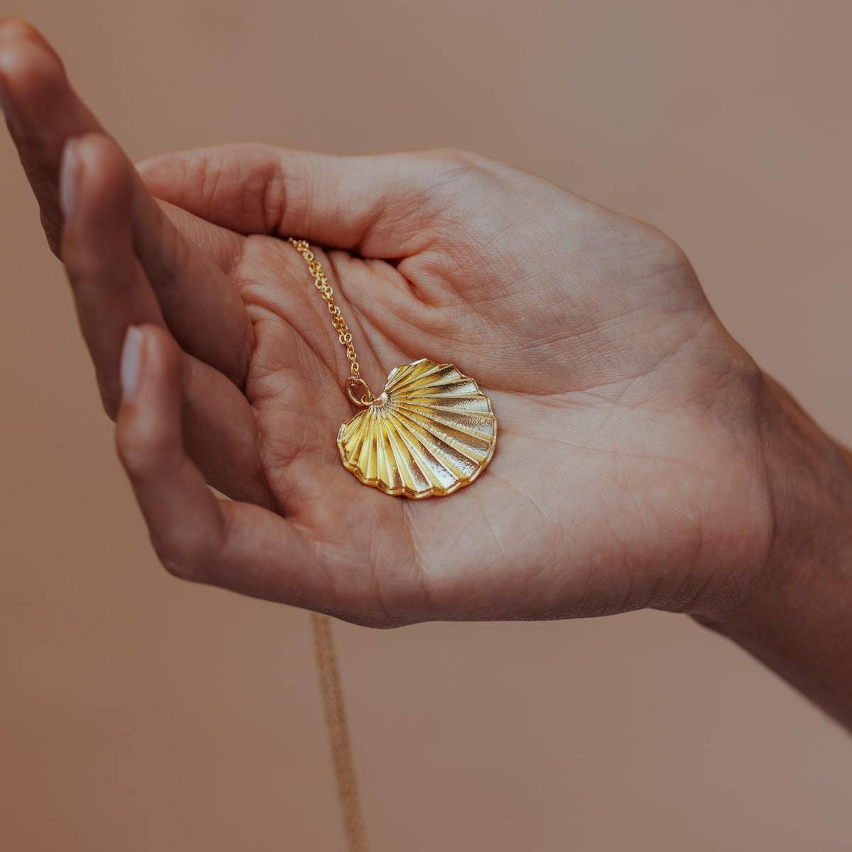 PALM-HEIGHTS-NECKLACE-CABINET-JEWELLERY