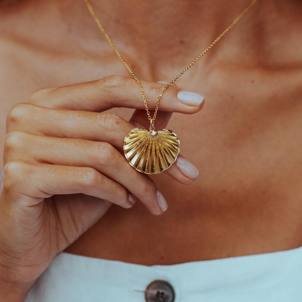 PALM-HEIGHTS-NECKLACE-CABINET-JEWELLERY