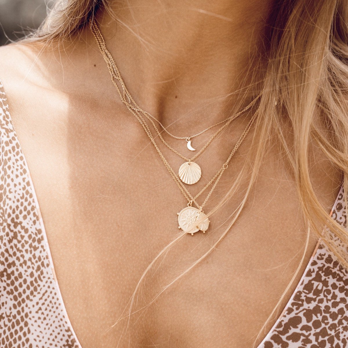 SUNRISE-SHELL-PENDANT-CABINET-JEWELLERY