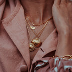 GOLD-CLAM-SHELL-ULA-SHELL-PENDANT-DSC07528-HIGH-RES-ORIGINALS-CABINET-JEWELLERY-CHLOE-UPTON-STUDIO-PHOTOGRAPHY