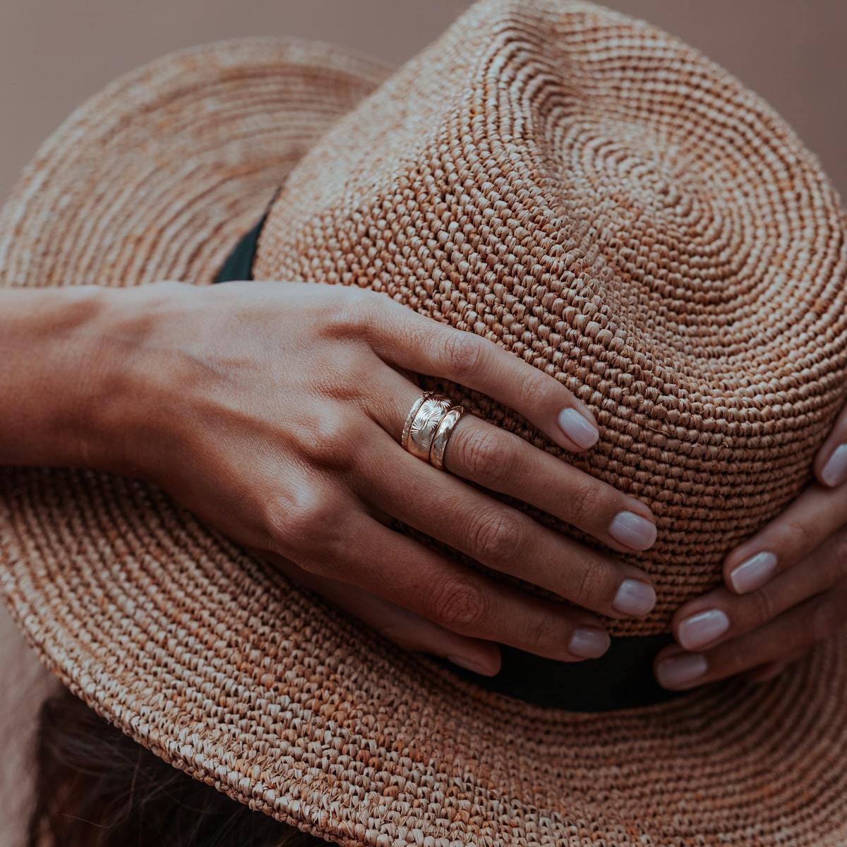 ENGRAVED-TRAVELER-PALM-RING-CABINET-JEWELLERY