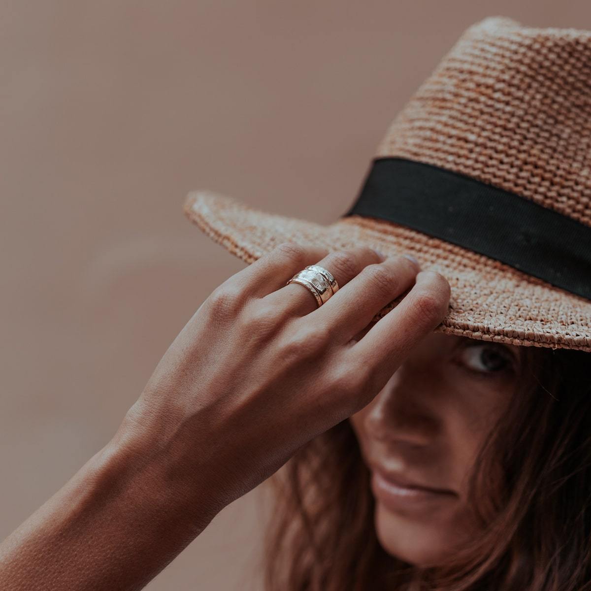 ENGRAVED-TRAVELER-PALM-RING-CABINET-JEWELLERY