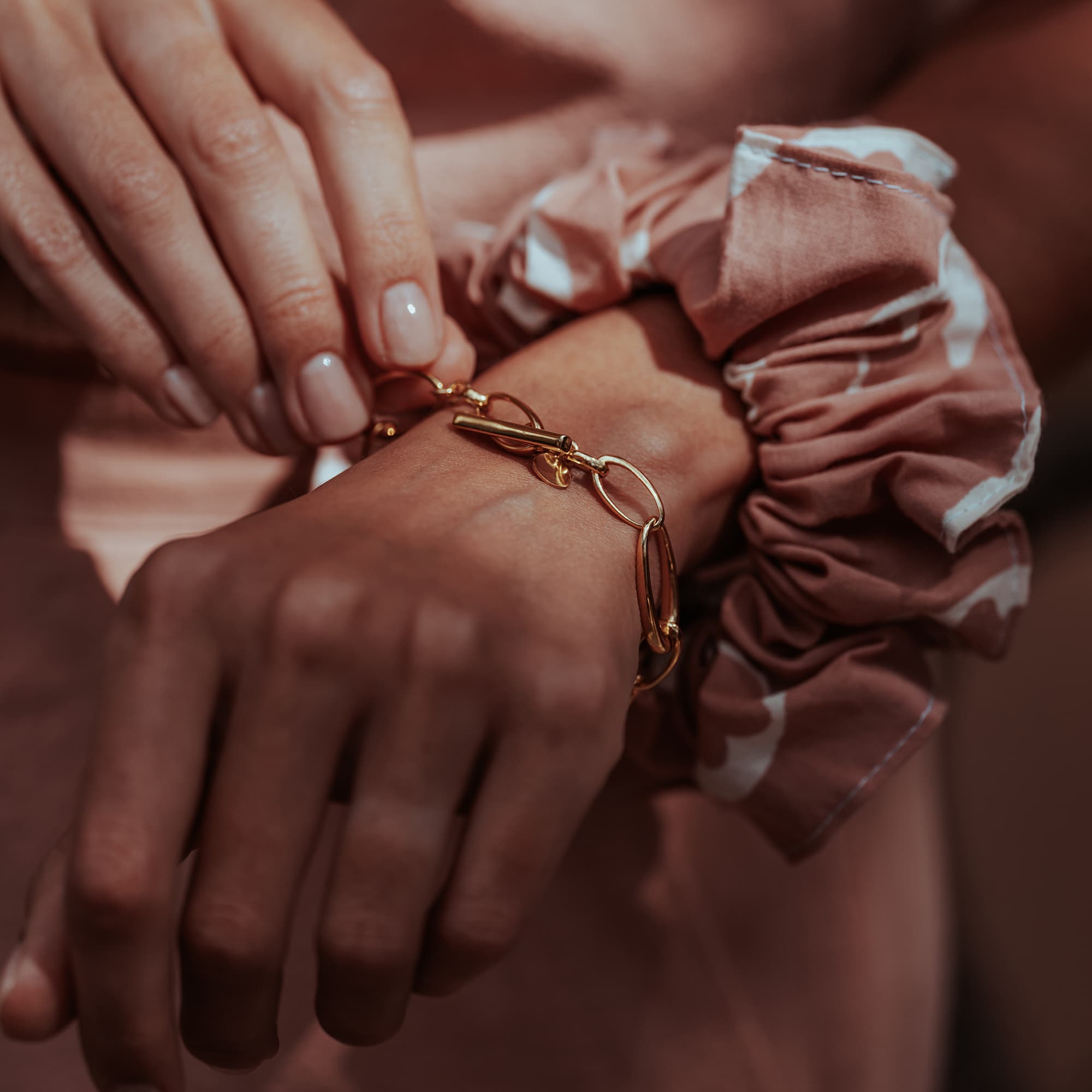 EVELYN-CHUNKY-CHAIN-BRACELET-DSC07579-HIGH-RES-ORIGINALS-CABINET-JEWELLERY-CHLOE-UPTON-STUDIO-PHOTOGRAPHY