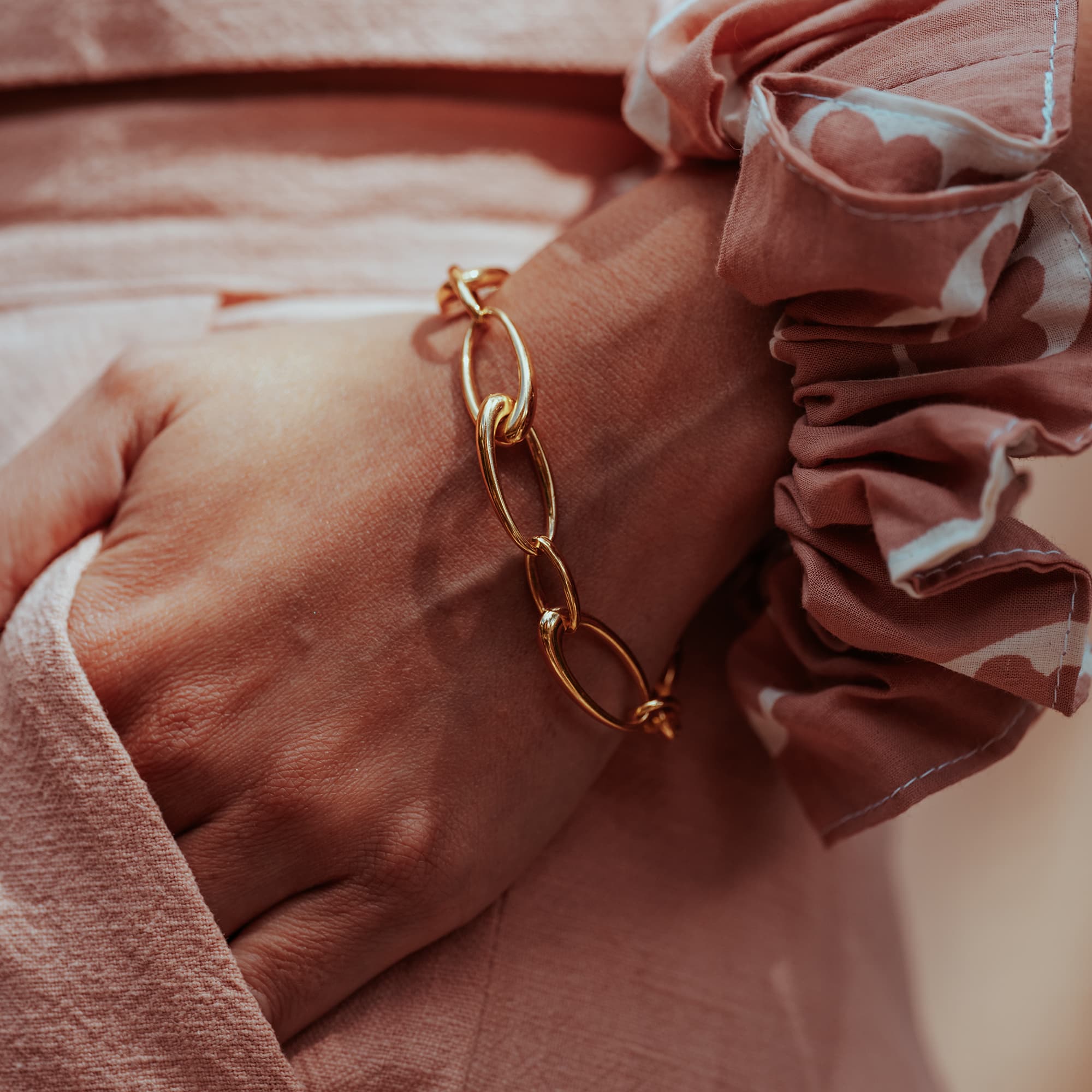 EVELYN-CHUNKY-CHAIN-BRACELET-DSC07579-HIGH-RES-ORIGINALS-CABINET-JEWELLERY-CHLOE-UPTON-STUDIO-PHOTOGRAPHY