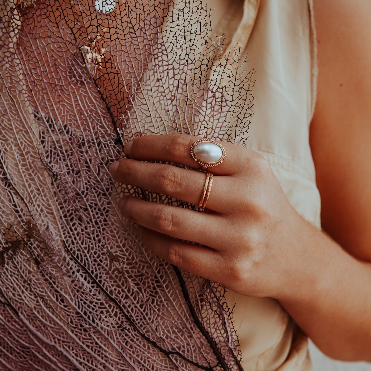 FINE-THATCH-PALM-RING-CABINET-JEWELLERY