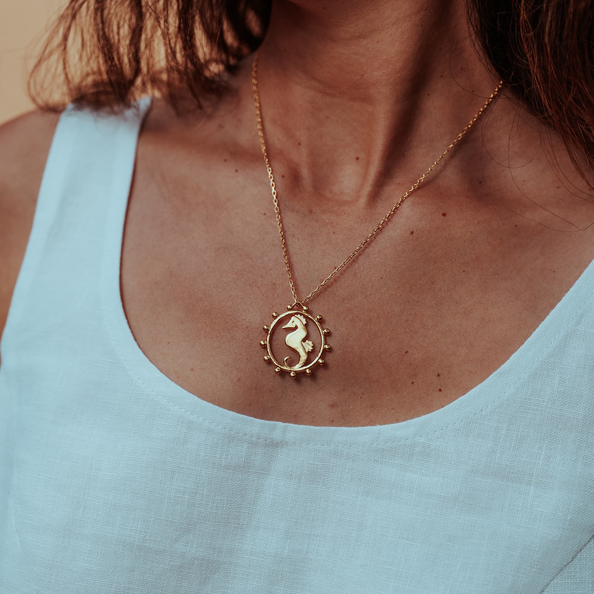 GOLD-CIRCULAR-SEAHORSE-PENDANT-DSC08090-HIGH-RES-ORIGINALS-CABINET-JEWELLERY-CHLOE-UPTON-STUDIO-PHOTOGRAPHY