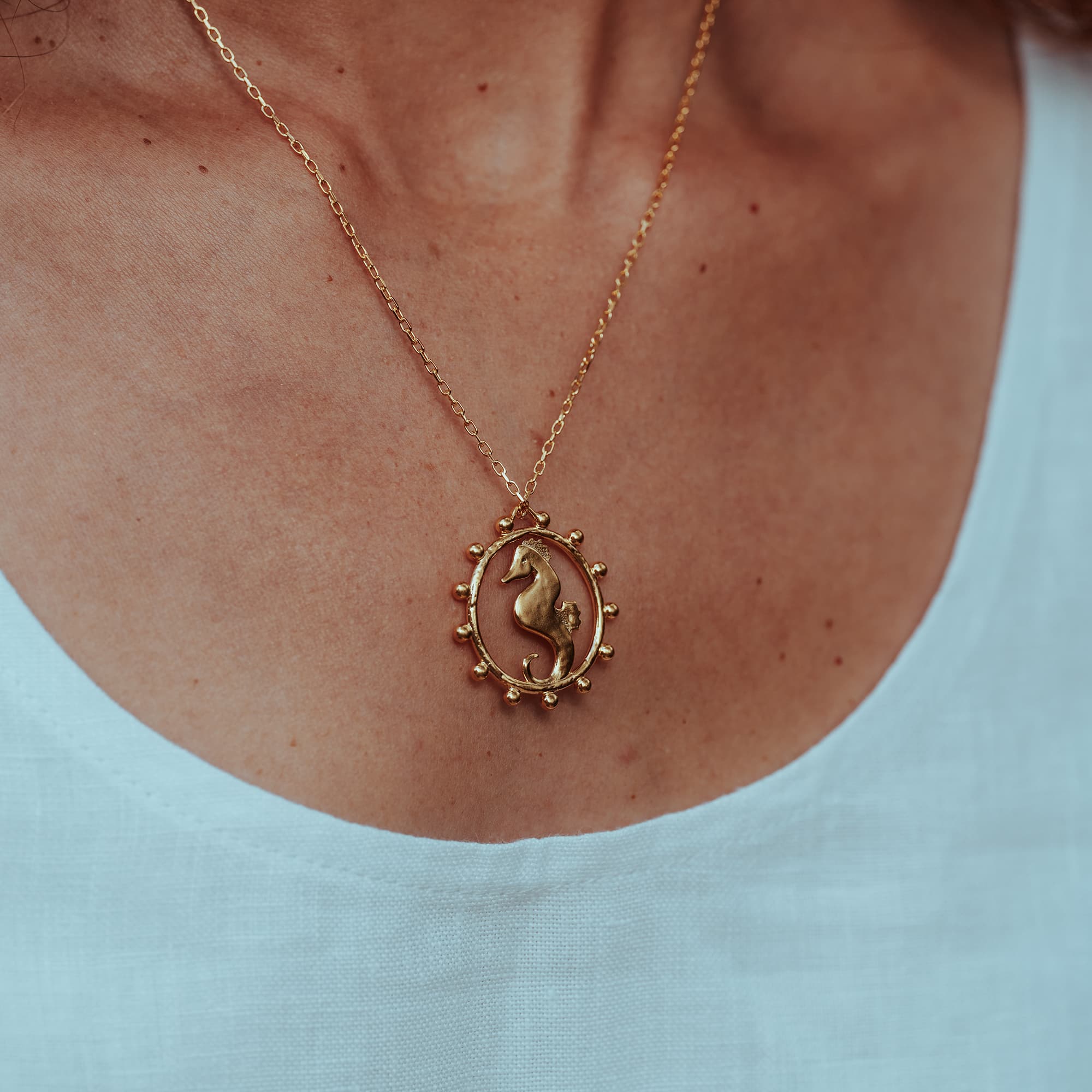 GOLD-CIRCULAR-SEAHORSE-PENDANT-DSC08090-HIGH-RES-ORIGINALS-CABINET-JEWELLERY-CHLOE-UPTON-STUDIO-PHOTOGRAPHY