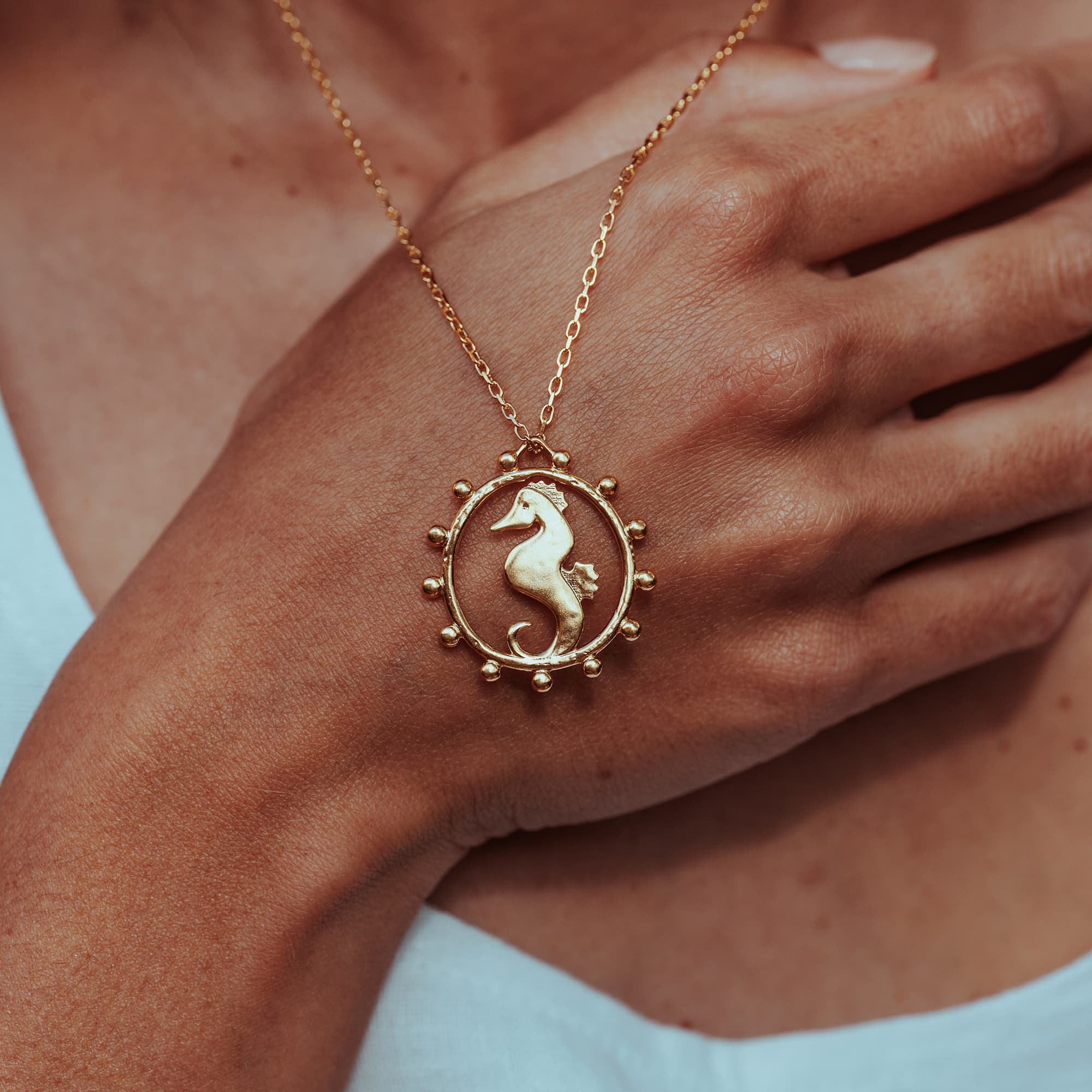 GOLD-CIRCULAR-SEAHORSE-PENDANT-DSC08090-HIGH-RES-ORIGINALS-CABINET-JEWELLERY-CHLOE-UPTON-STUDIO-PHOTOGRAPHY