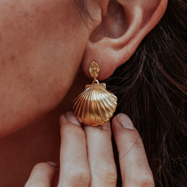 GOLD-CLAM-SHELL-ULA-SHELL-DROP-EARRINGS-DSC07459-HIGH-RES-ORIGINALS-CABINET-JEWELLERY-CHLOE-UPTON-STUDIO-PHOTOGRAPHY