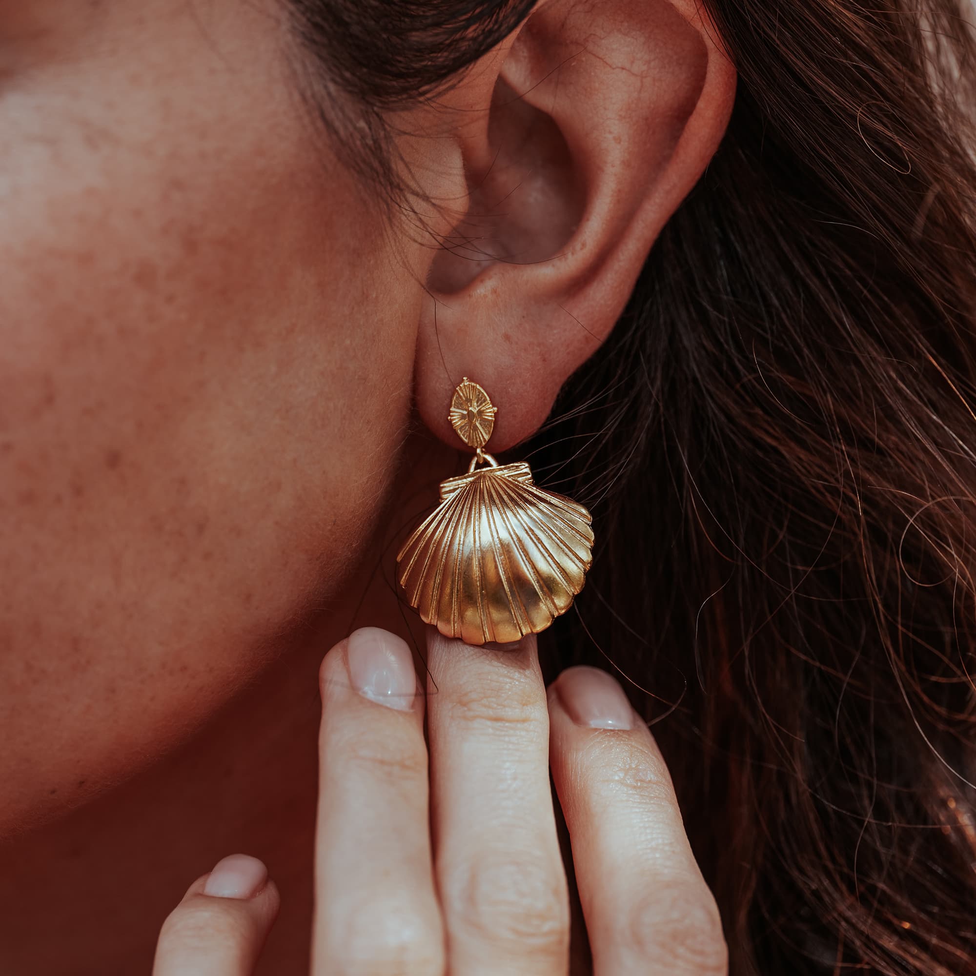 GOLD-CLAM-SHELL-ULA-SHELL-DROP-EARRINGS-DSC07459-HIGH-RES-ORIGINALS-CABINET-JEWELLERY-CHLOE-UPTON-STUDIO-PHOTOGRAPHY