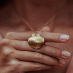 GOLD-CLAM-SHELL-ULA-SHELL-PENDANT-DSC07528-HIGH-RES-ORIGINALS-CABINET-JEWELLERY-CHLOE-UPTON-STUDIO-PHOTOGRAPHY