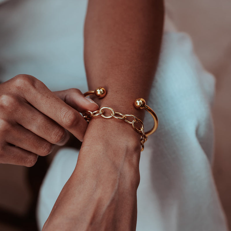 GOLD-MABEL-CHUNKY-OVAL-CHAIN-BRACELET-DSC07566-HIGH-RES-ORIGINALS-CABINET-JEWELLERY-CHLOE-UPTON-STUDIO-PHOTOGRAPHY