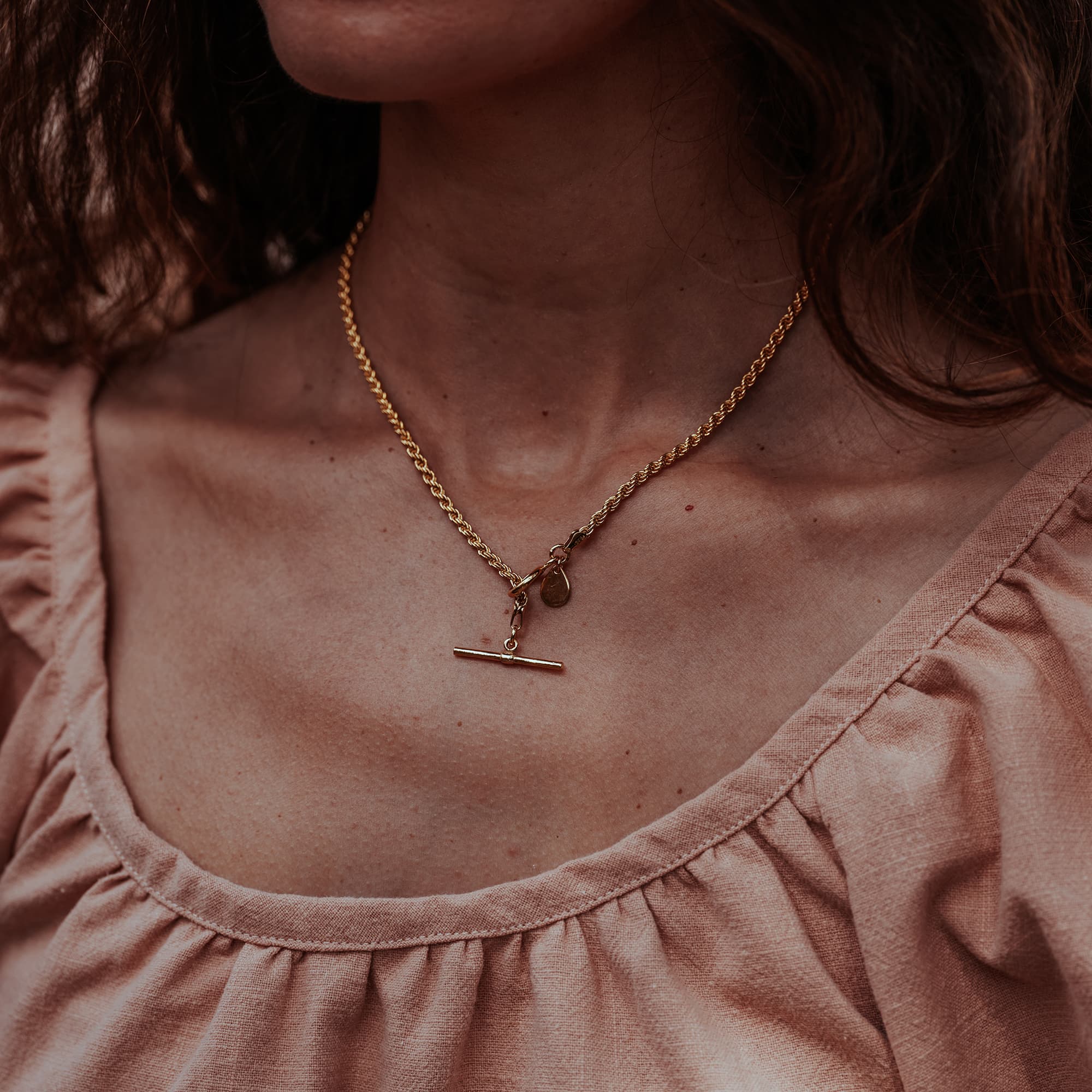 GOLD-OLIVIA-ROPE-CHAIN-NECKLACE-T-BAR-DSC07784-HIGH-RES-ORIGINALS-CABINET-JEWELLERY-CHLOE-UPTON-STUDIO-PHOTOGRAPHY